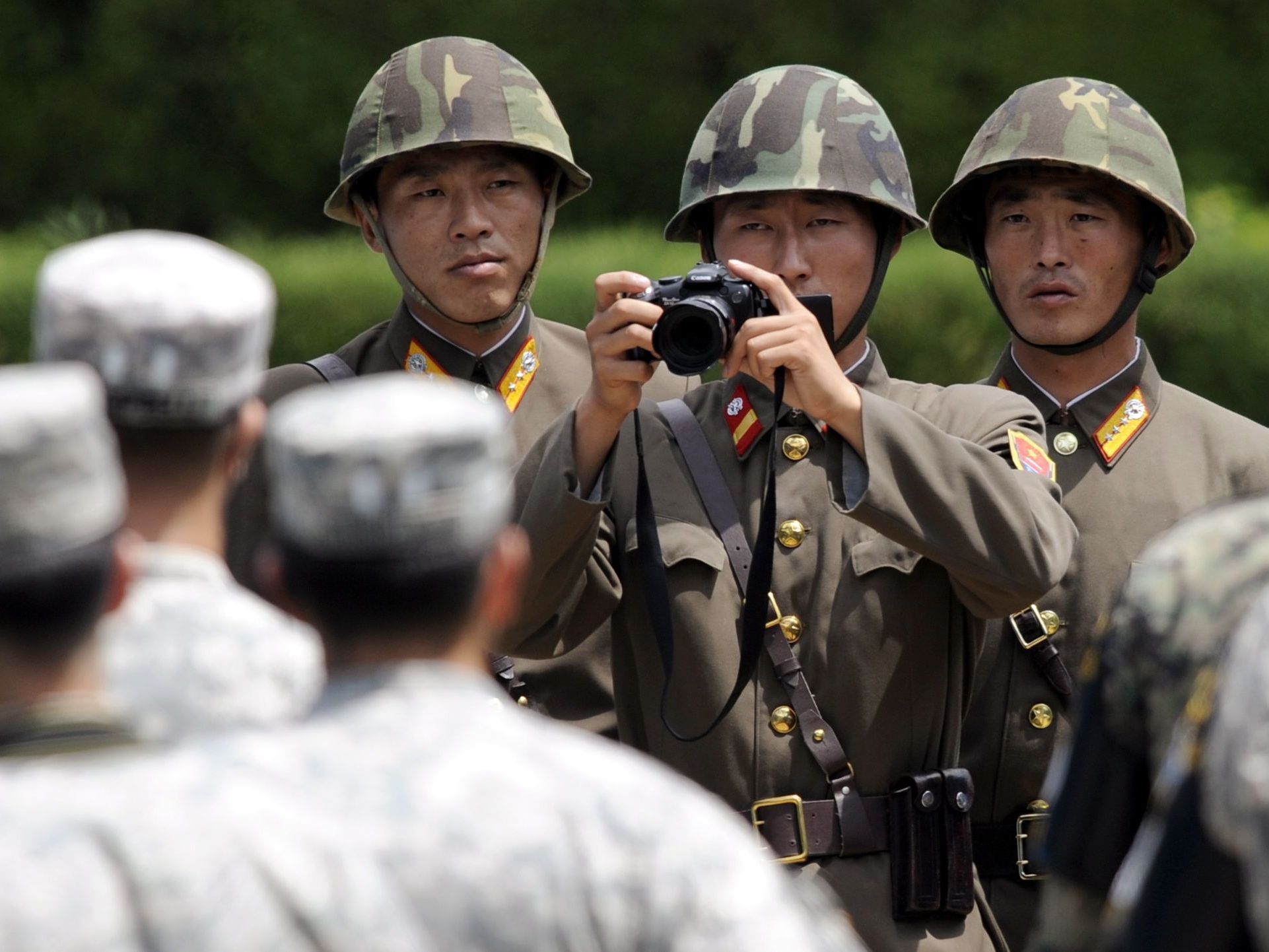 Nordkoreanische Soldaten fotografieren Südkoreanische Soldaten über die Grenze. Nordkoreanische Soldaten fotografieren Südkoreanische Soldaten über die Grenze.