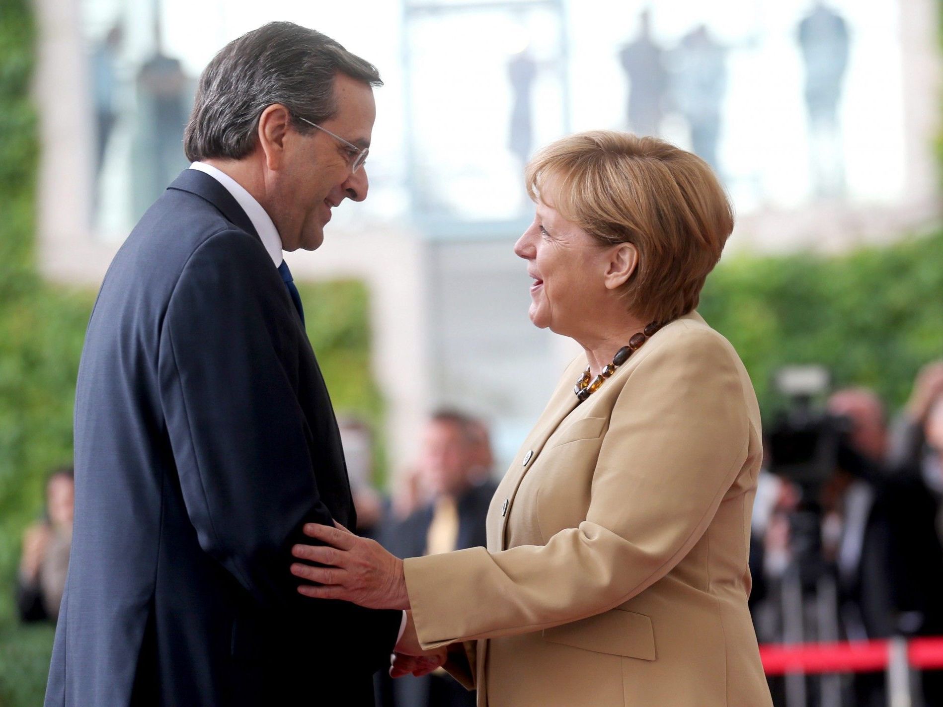 Die deutsche Bundeskanzlerin Angela Merkel und Griechenlands Regierungschef Antonis Samaras. Die deutsche Bundeskanzlerin Angela Merkel und Griechenlands Regierungschef Antonis Samaras.