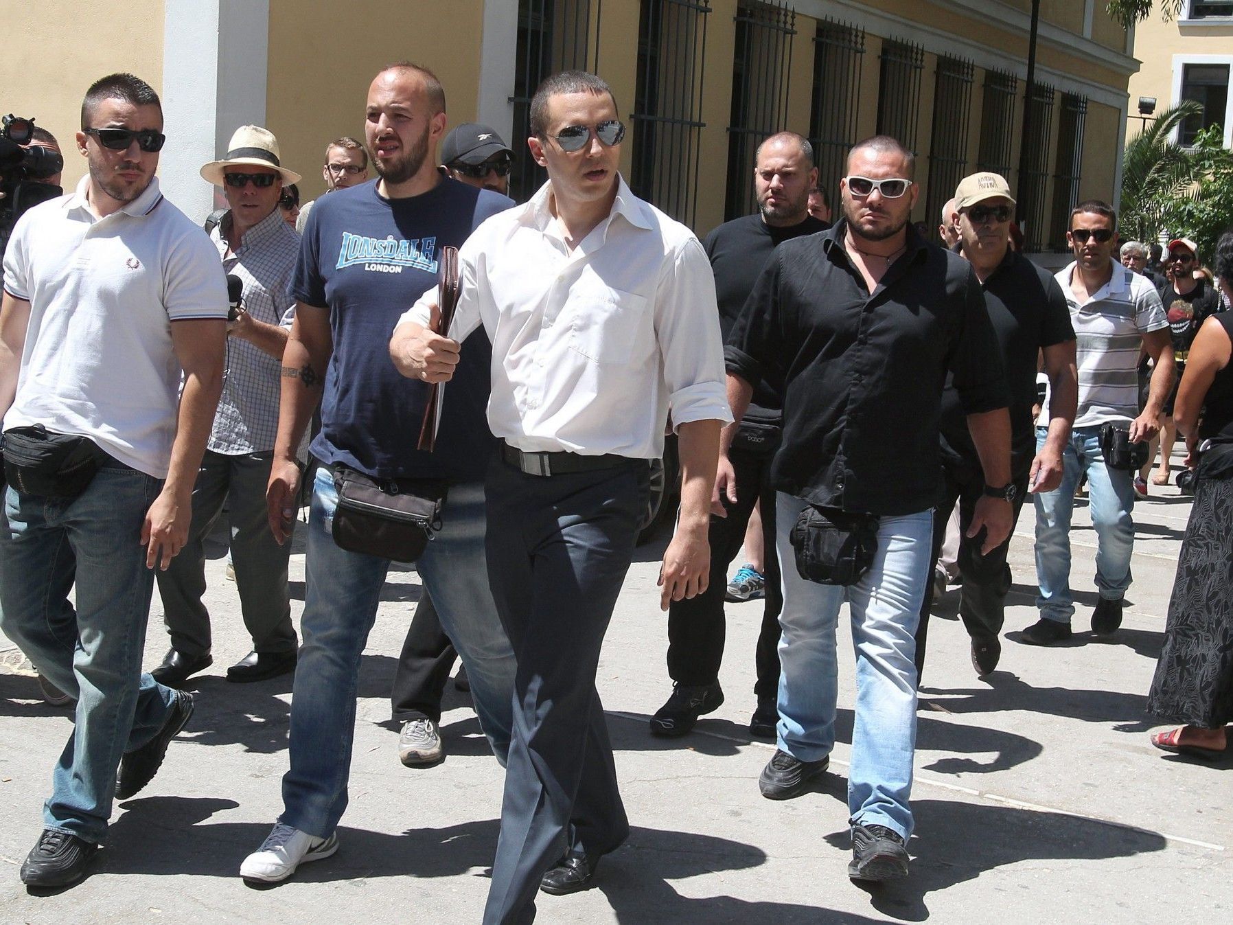 Mitglieder der Rechtsradikalen griechischen Partei "Goldene Morgenröte". Mitglieder der Rechtsradikalen griechischen Partei "Goldene Morgenröte".