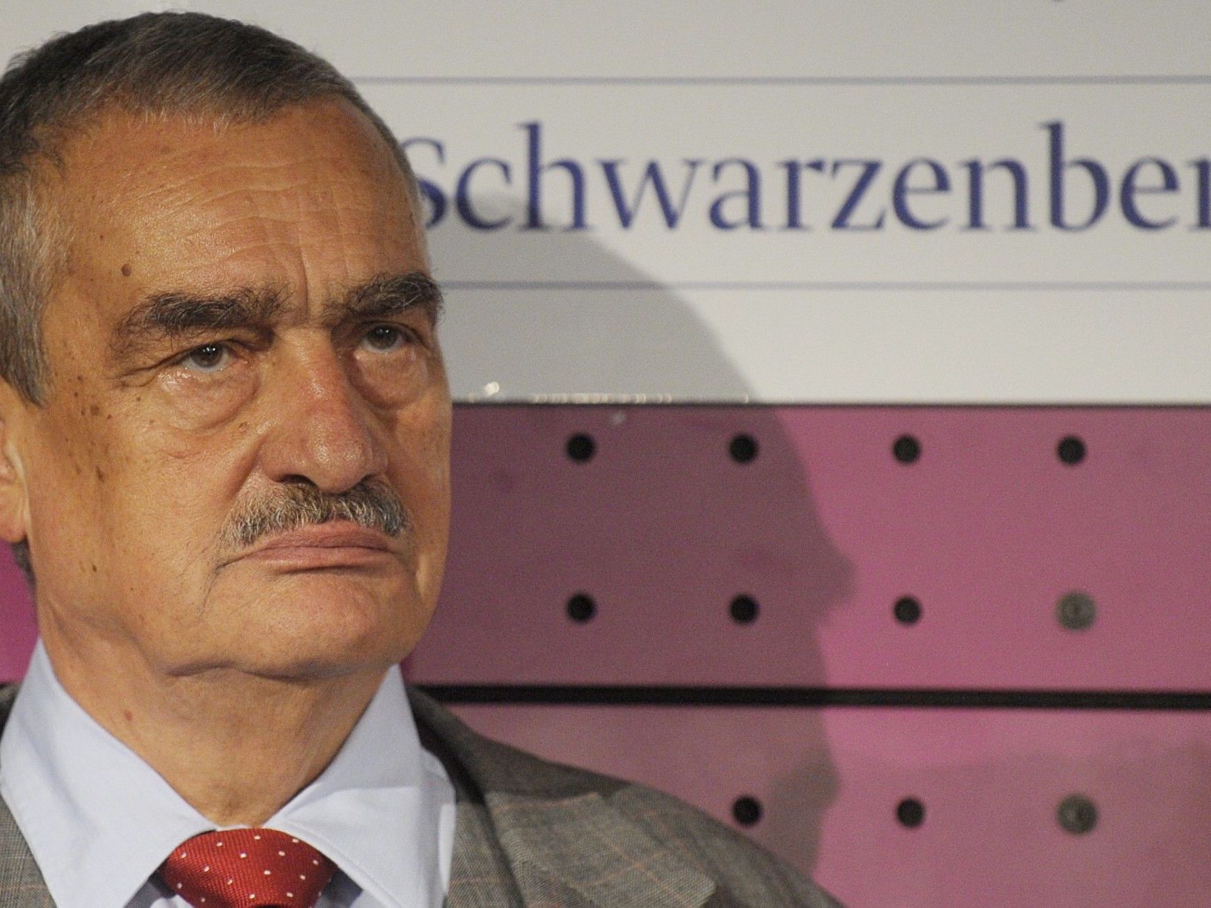 Tschechiens Außenminister Karel Schwarzenberg will tschechischer Staatspräsident werden. Tschechiens Außenminister Karel Schwarzenberg will tschechischer Staatspräsident werden.