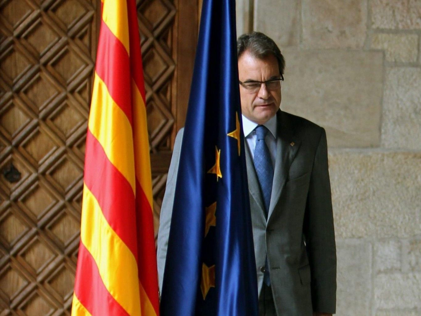 Der katalanische Regierungschef Artur Mas vor der katalanischen under EU-Flagge. Der katalanische Regierungschef Artur Mas vor der katalanischen under EU-Flagge.
