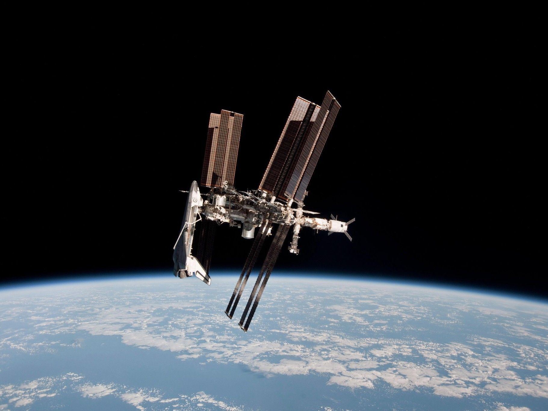 Nach Explosion von Oberstufe einer russischen Rakete: Schrottwolke bedroht ISS. Nach Explosion von Oberstufe einer russischen Rakete: Schrottwolke bedroht ISS.