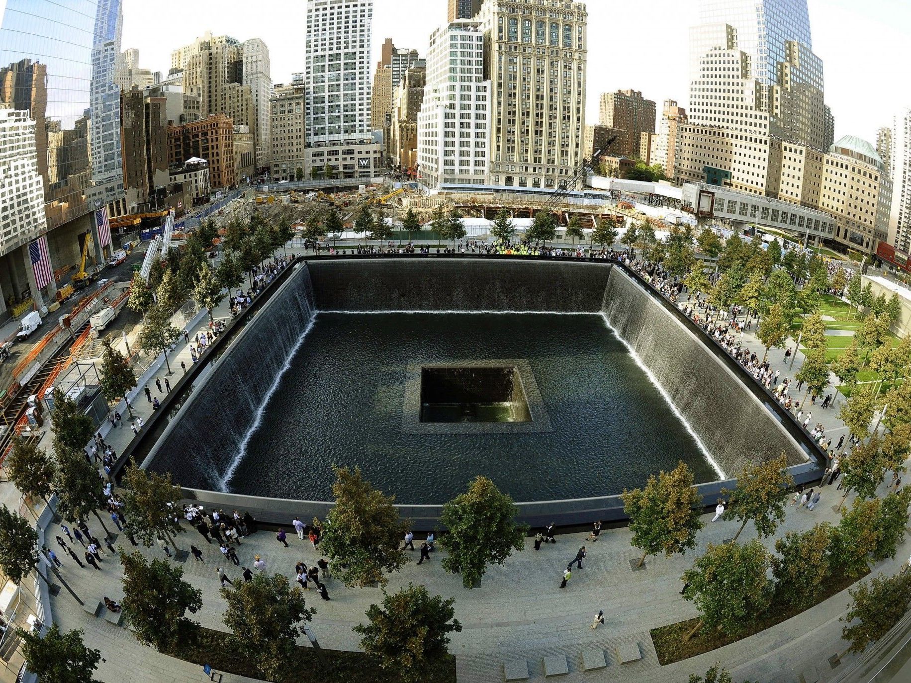 Der "South Memorial Pool" an der Stelle des südlichen Turms des World Trade Centers in New York. Der "South Memorial Pool" an der Stelle des südlichen Turms des World Trade Centers in New York.