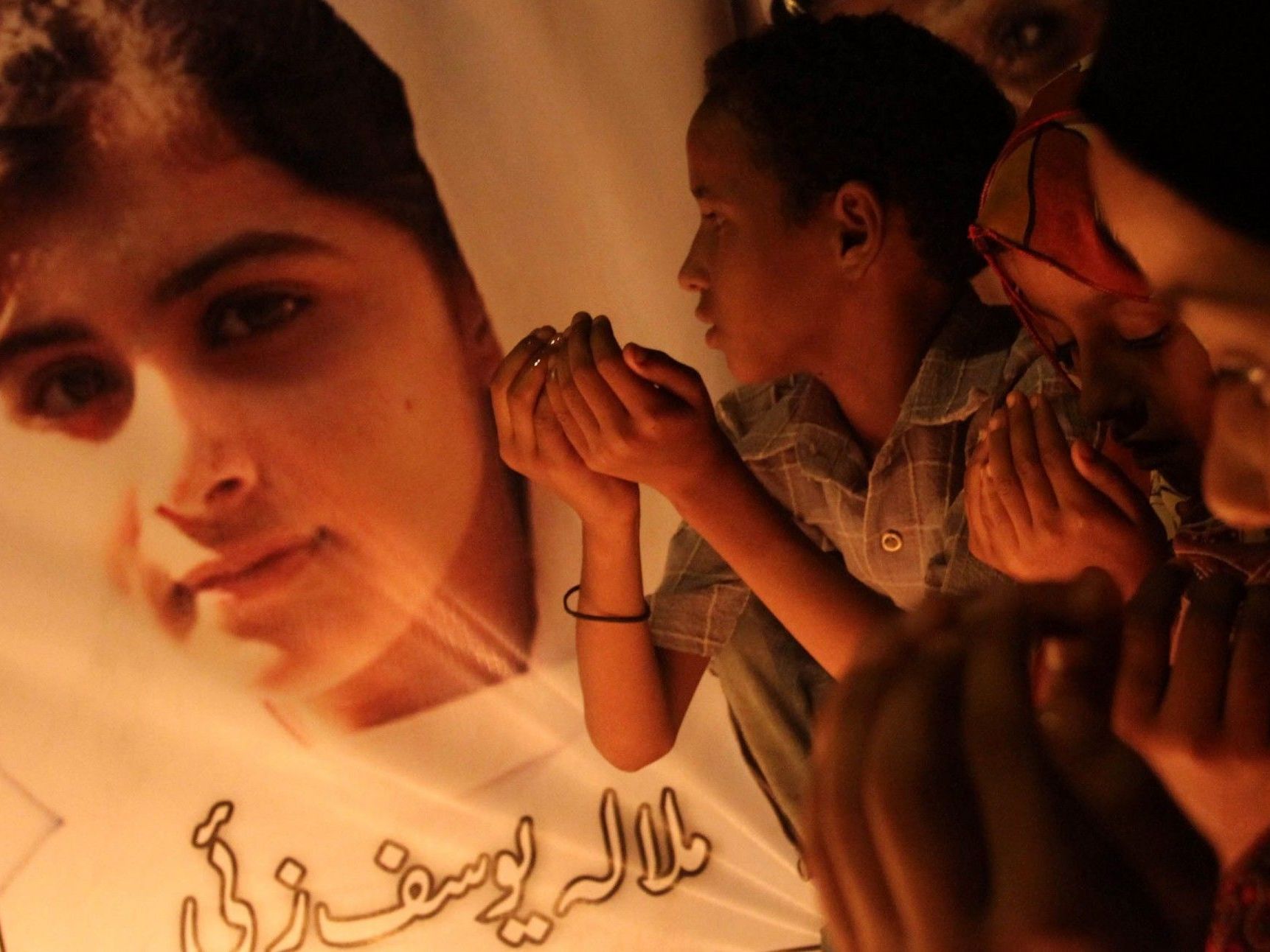 Pakistanische Kinder beten für die angeschossene Kinderaktivistin Malala Yousafzai. Pakistanische Kinder beten für die angeschossene Kinderaktivistin Malala Yousafzai.