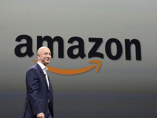 Amazon-Chef Jeff Bezos stellt neue Produkte des Unternehmens vor.