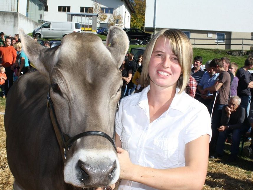 Gekonnte Präsentation von Jungzüchterin Jacqueline Moosmann im Vorführring. Gekonnte Präsentation von Jungzüchterin Jacqueline Moosmann im Vorführring.