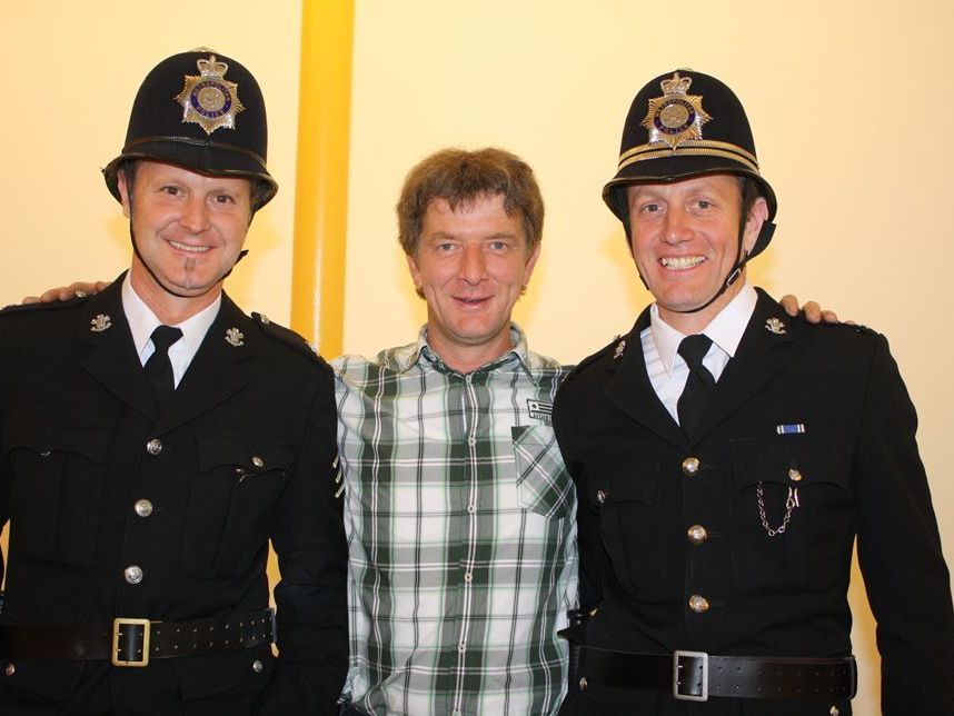 Regisseur Martin Ritter mit dem Polizistenduo Mike Moosbrugger und Bernhard Mayer. Regisseur Martin Ritter mit dem Polizistenduo Mike Moosbrugger und Bernhard Mayer.