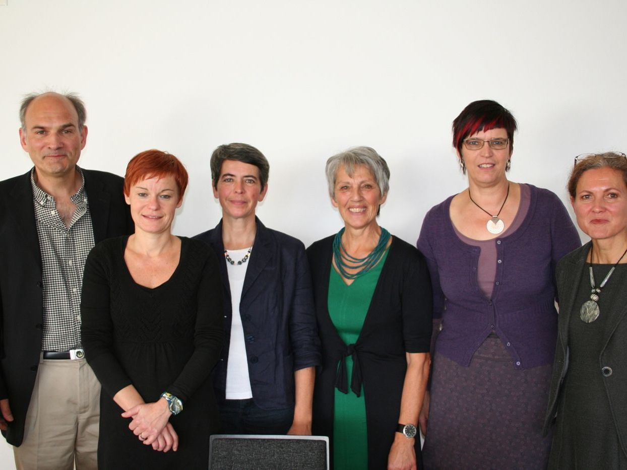 v.l.: Ritualleiter Robert Mähr, Dr. Christine Pernlochner-Kügler, Katharina Rizza (Bildungshaus Batschuns), Trauerbegleiterin Maria Hammerer, DGKS Anna Frick und Rita Sutterlüty (Hospiz Vorarlberg). v.l.: Ritualleiter Robert Mähr, Dr. Christine Pernlochner-Kügler, Katharina Rizza (Bildungshaus Batschuns), Trauerbegleiterin Maria Hammerer, DGKS Anna Frick und Rita Sutterlüty (Hospiz Vorarlberg).