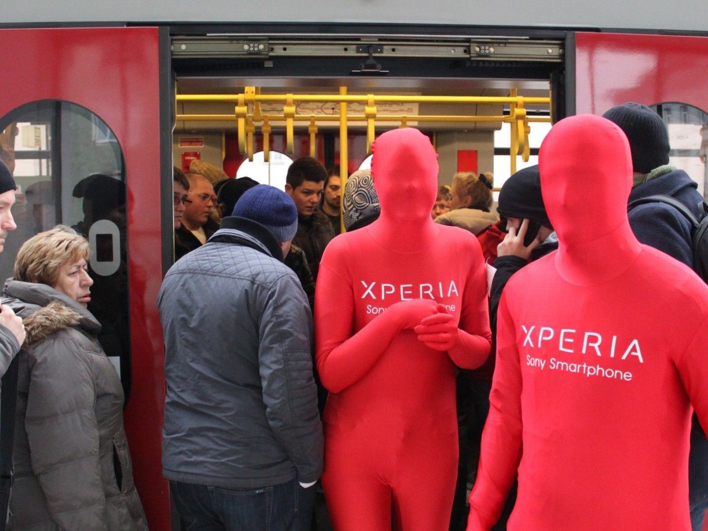 Fotografiere einen Morphsuiter und gewinne mit ein bisschen Glück eines von vier Sony XPeria Go. Fotografiere einen Morphsuiter und gewinne mit ein bisschen Glück eines von vier Sony XPeria Go.