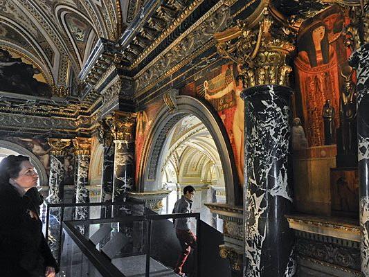 Zwickel- und Interkolumnienbilder von Gustav Klimt zwischen den Bögen und Säulen des Kunsthistorischen Museums