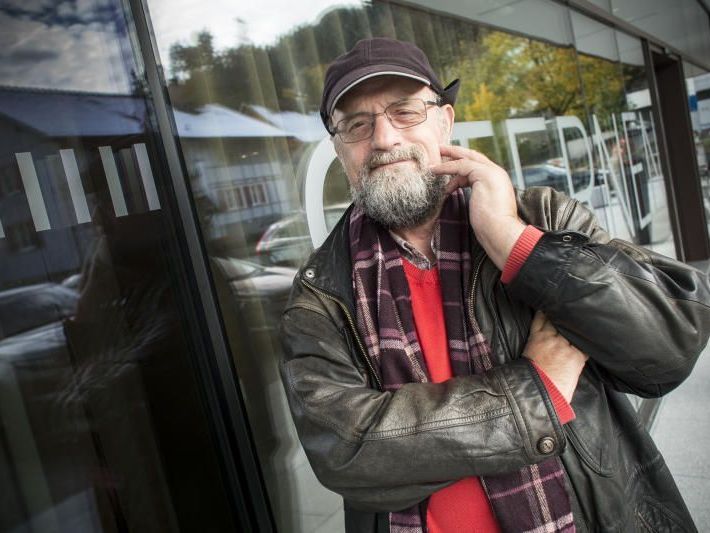 Theo Kelz (59) vor dem Sternenhotel Wolfurt, gestern hielt er einen Vortrag mit dem Titel „Mein Leben mit meinen neuen Händen“. Theo Kelz (59) vor dem Sternenhotel Wolfurt, gestern hielt er einen Vortrag mit dem Titel „Mein Leben mit meinen neuen Händen“.