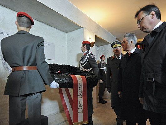 Norbert Darabos, Heinz Fischer und Edmund Entacher am Nationalfeiertag während der Kranzniederlegung in der Krypta Norbert Darabos, Heinz Fischer und Edmund Entacher am Nationalfeiertag während der Kranzniederlegung in der Krypta
