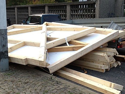 Der Geländewagen verlor seine Ladung aus massiven Holzteilen Der Geländewagen verlor seine Ladung aus massiven Holzteilen