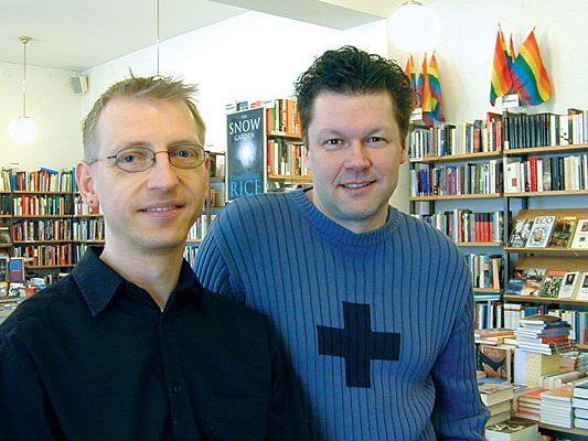 Löwenherz-Betreiber Jürgen Ostler und Andreas Brunner in der Buchhandlung