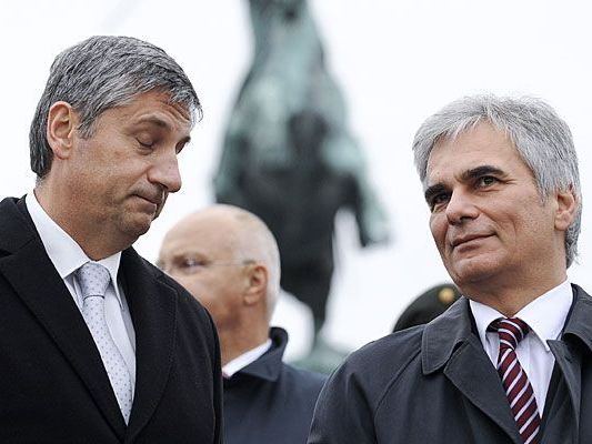 Bundeskanzler Werner Faymann (r.) und Vizekanzler Michael Spindelegger am Nationalfeiertag am Heldenplatz Bundeskanzler Werner Faymann (r.) und Vizekanzler Michael Spindelegger am Nationalfeiertag am Heldenplatz