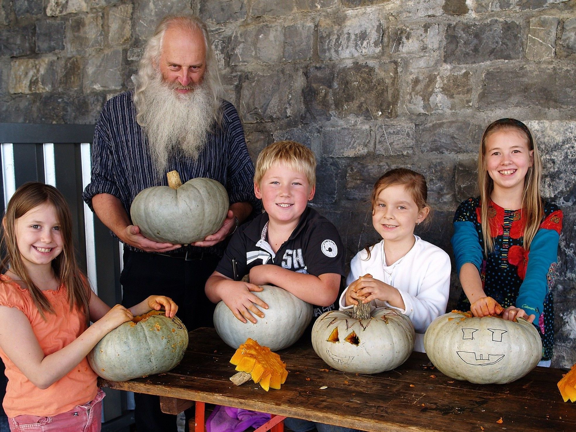 Anton Pepelnik mit einigen Kindern beim Kürbisfest. Anton Pepelnik mit einigen Kindern beim Kürbisfest.
