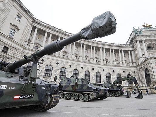 Bundesheer-Panzer wurden für den Aufbau der Bundesheer-Leistungsschau am Nationalfeiertag zum Wiener Heldenplatz transportiert