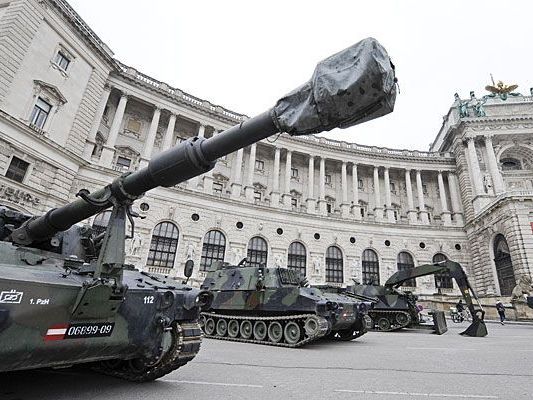 Bundesheer-Panzer wurden für den Aufbau der Bundesheer-Leistungsschau am Nationalfeiertag zum Wiener Heldenplatz transportiert Bundesheer-Panzer wurden für den Aufbau der Bundesheer-Leistungsschau am Nationalfeiertag zum Wiener Heldenplatz transportiert