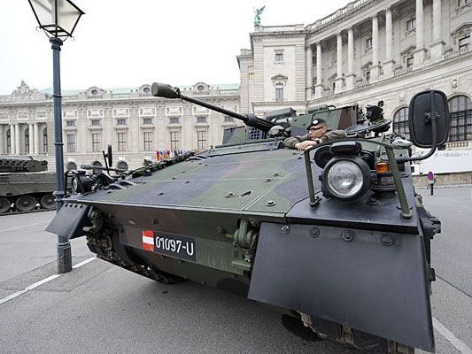 Am Nationalfeiertag bezieht das Bundesheer am Heldenplatz Stellung Am Nationalfeiertag bezieht das Bundesheer am Heldenplatz Stellung