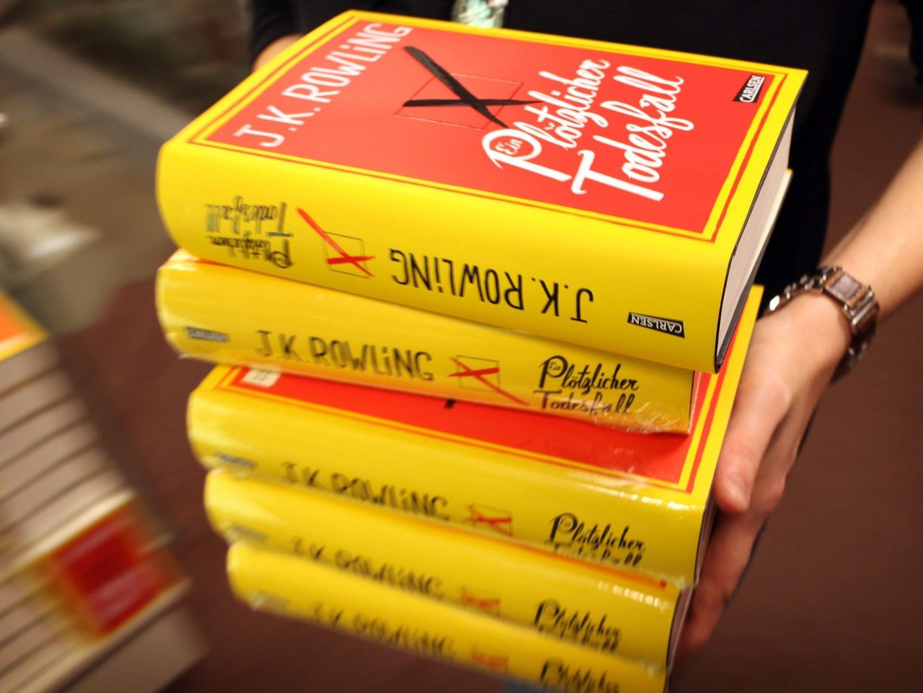 In den ersten sechs Tagen gingen 375.000 Exemplare über den Ladentisch. In den ersten sechs Tagen gingen 375.000 Exemplare über den Ladentisch.