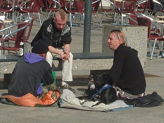Zwei junge Punks aus Wien wurden in Linz in eine Messerstecherei verwickelt Zwei junge Punks aus Wien wurden in Linz in eine Messerstecherei verwickelt
