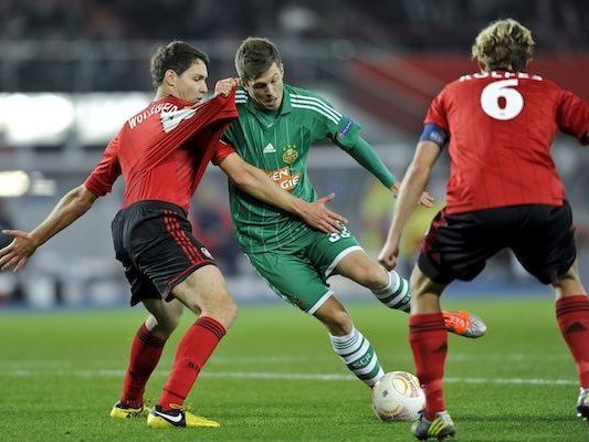 Deni Alar (Rapid Wien) im Ball-Duell mit Philipp Wollscheid (links) und Simon Rolfes von Bayer Leverkusen