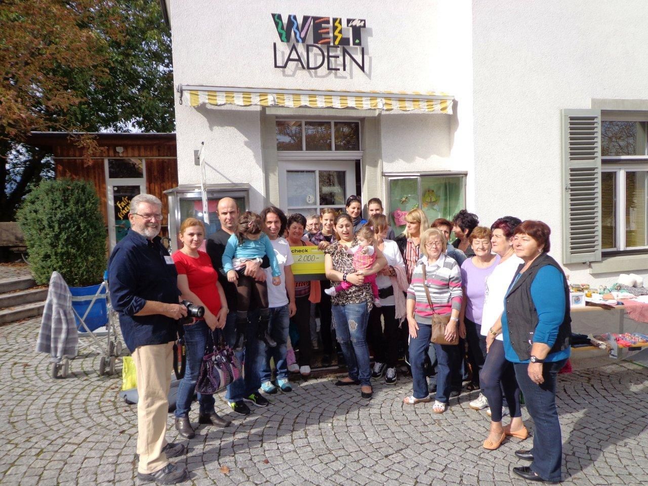 Die feierliche Spendenübergabe vor dem Weltladen. Die feierliche Spendenübergabe vor dem Weltladen.