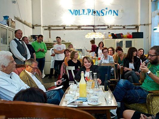 Schon bei der Eröffnung war der Andrang im Senioren-Kaffeehaus der Gebrüder Stitch groß Schon bei der Eröffnung war der Andrang im Senioren-Kaffeehaus der Gebrüder Stitch groß
