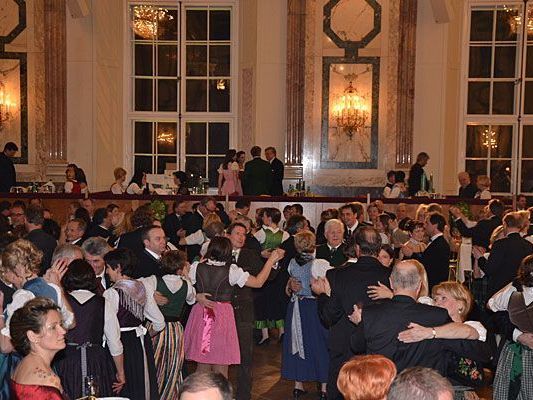 Der Steirerball lockt Jahr für Jahr zahlreiche begeisterte Besucher in Trachten in die Horburg Der Steirerball lockt Jahr für Jahr zahlreiche begeisterte Besucher in Trachten in die Horburg