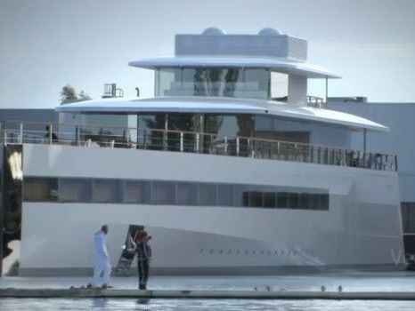 Viel Glas, gerade Linien, modernes Design. So gestaltete Steve Jobs seine Yacht. Viel Glas, gerade Linien, modernes Design. So gestaltete Steve Jobs seine Yacht.