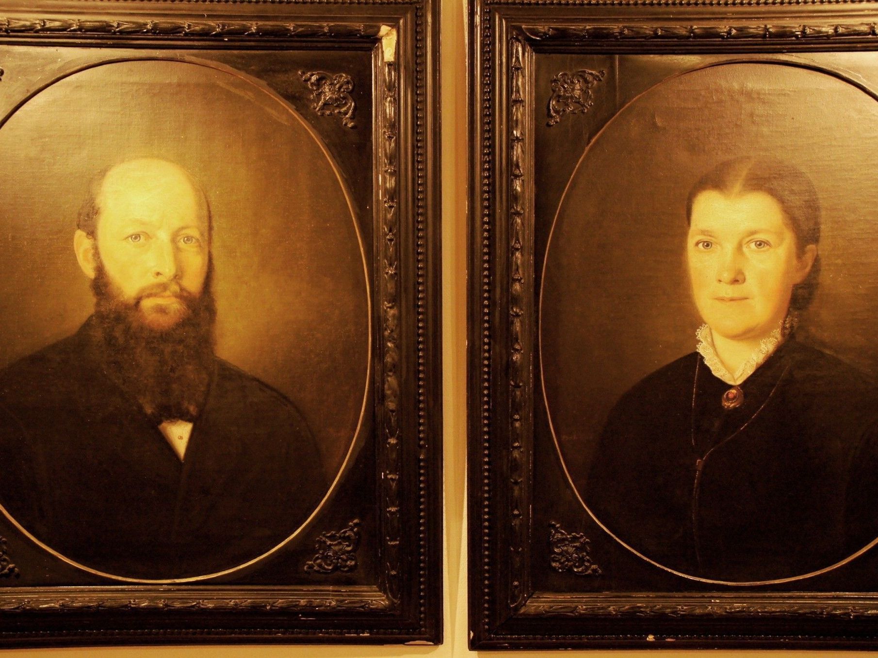 Die Eltern der künstlerischen Schwestern, Dr. Josef Kaspar Hensler u. Gattin Jonanna Katharina Die Eltern der künstlerischen Schwestern, Dr. Josef Kaspar Hensler u. Gattin Jonanna Katharina