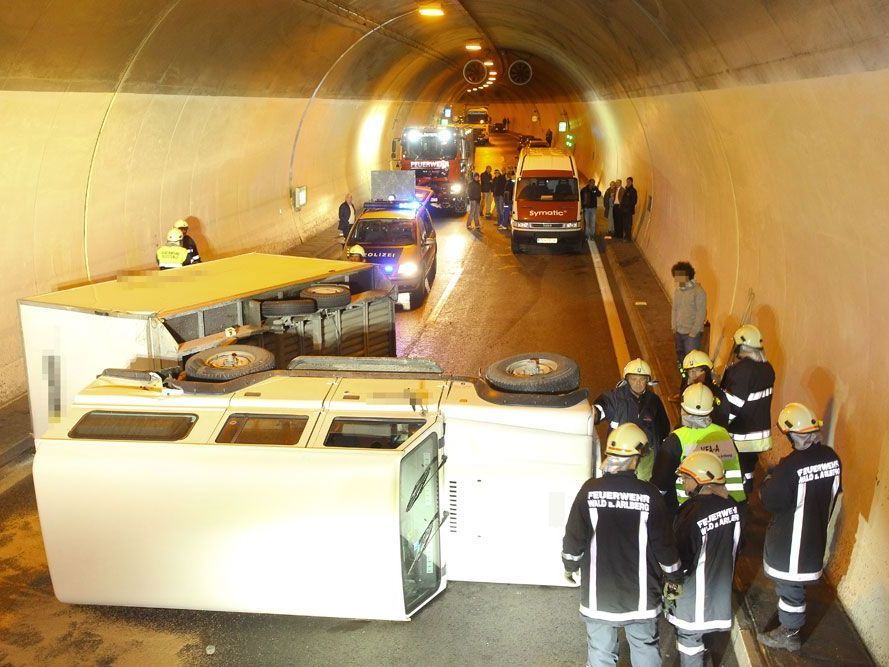 Glück im Unglück: 31-Jähriger nach Unfall im Langener Tunnel unverletzt. Glück im Unglück: 31-Jähriger nach Unfall im Langener Tunnel unverletzt.
