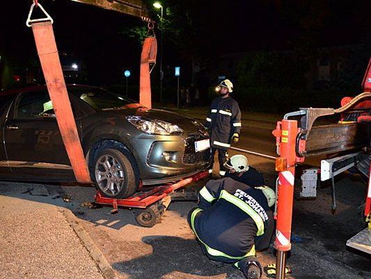 Die Feuerwehr schafft einen beschädigten Wagen in Ternitz von der Straße