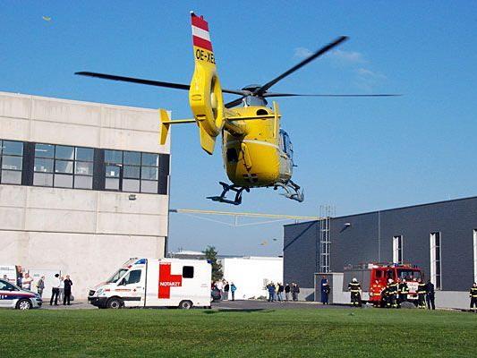 Ein Notarzthubschrauber flog den Verletzten aus Wiener Neudorf ins AKH Wien