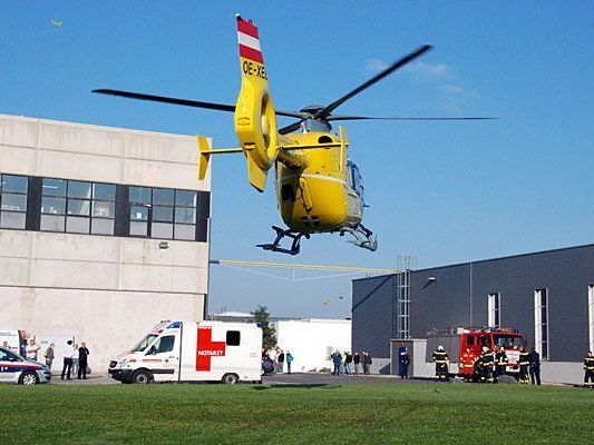 Ein Notarzthubschrauber flog den Verletzten aus Wiener Neudorf ins AKH Wien Ein Notarzthubschrauber flog den Verletzten aus Wiener Neudorf ins AKH Wien