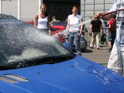 Weil sie in ihrer Ausbildung Autos waschen und Schneeschaufeln mussten, bekommen die Lehrlinge jetzt eine Entschädigung.