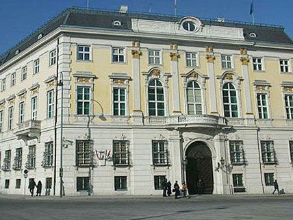 Der Wiener Ballhausplatz wurde nun als Standort für das Denkmal fixiert. Der Wiener Ballhausplatz wurde nun als Standort für das Denkmal fixiert.