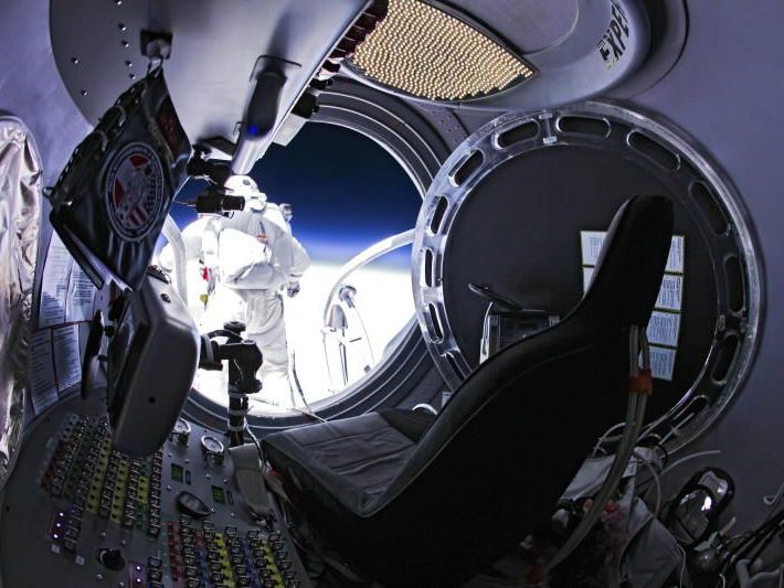 Baumgartner sprang aus 39 Kilometern Höhe Baumgartner sprang aus 39 Kilometern Höhe