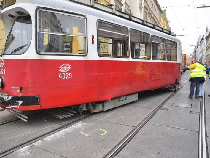 Unfall in Wien-Währing: Ein Lkw fuhr in eine Bim der Linie 41.