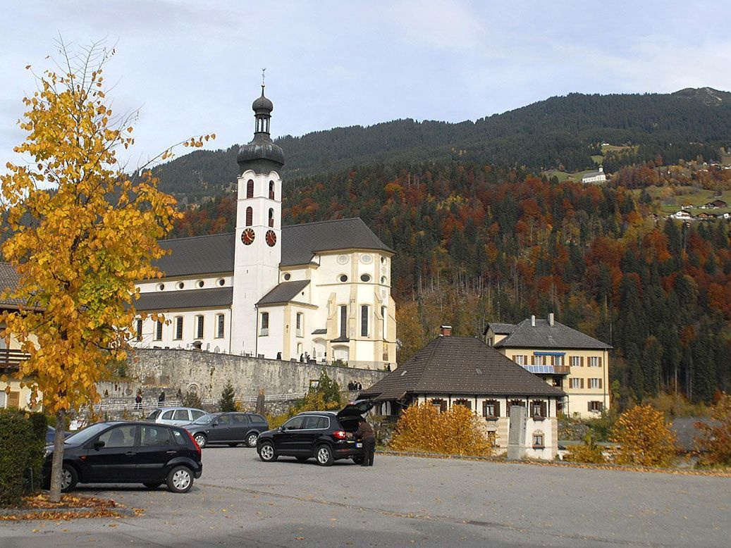 Pfarr- und Wallfahrtskirche Tschagguns gegen Bartholomäberg, 1. November 2010 Pfarr- und Wallfahrtskirche Tschagguns gegen Bartholomäberg, 1. November 2010