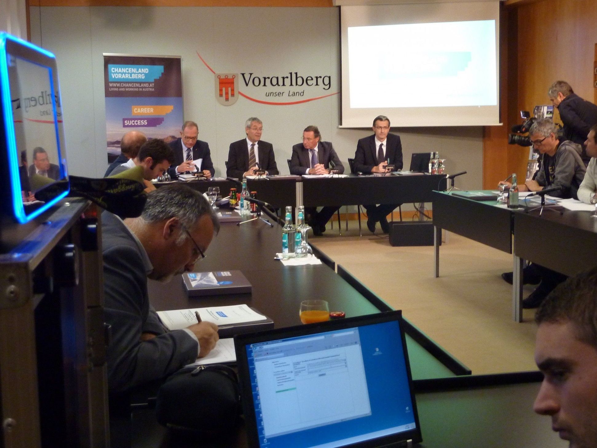 LSth. Rüdisser, WKV-Direktor Steurer und WISTO-Geschäftsführer Heinzl stellten die Initiative Chancenland Vorarlberg vor LSth. Rüdisser, WKV-Direktor Steurer und WISTO-Geschäftsführer Heinzl stellten die Initiative Chancenland Vorarlberg vor