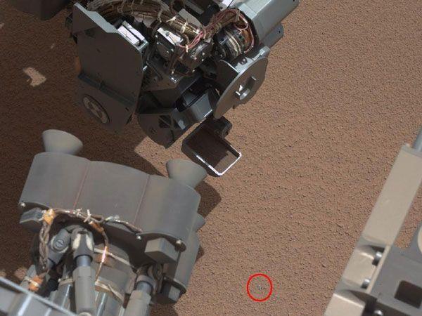 Mars-Rover "Curiosity" entdeckte auf seiner Mission ein seltsames "glänzendes Objekt" am Boden.