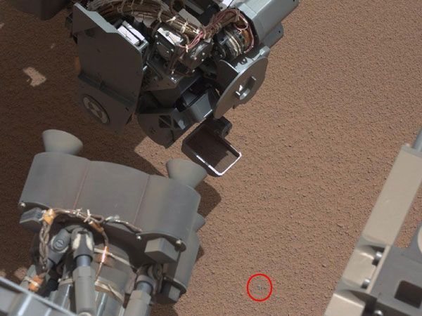 Mars-Rover "Curiosity" entdeckte auf seiner Mission ein seltsames "glänzendes Objekt" am Boden. Mars-Rover "Curiosity" entdeckte auf seiner Mission ein seltsames "glänzendes Objekt" am Boden.