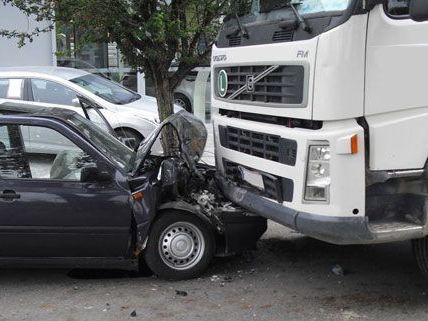 Der PKW-Lenker wurde bei dem Frontalzusammenstoß in Teesdorf verletzt. Der PKW-Lenker wurde bei dem Frontalzusammenstoß in Teesdorf verletzt.