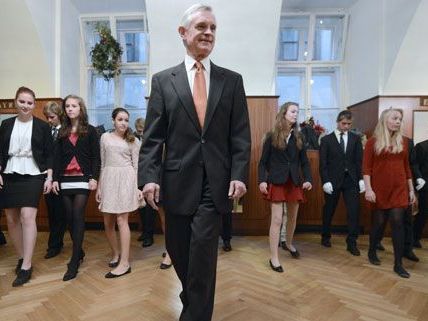 Seit 25 Jahren leitet Thomas Schäfer-Elmayr die Tanzschule in Wien. Seit 25 Jahren leitet Thomas Schäfer-Elmayr die Tanzschule in Wien.