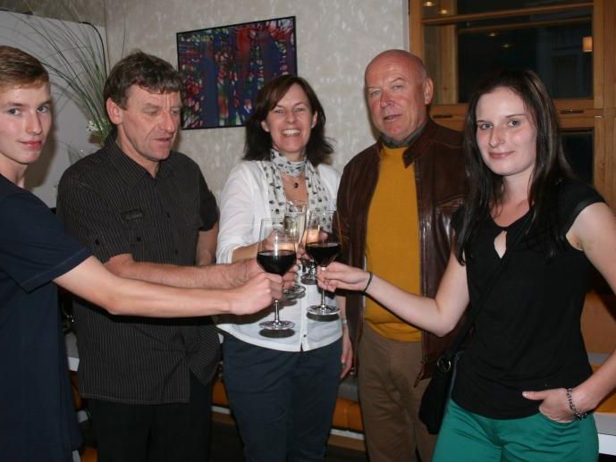 Bgm. Reinhard Dür gratulierte der Familie Greußing – Caesar, Brigitte, Claudia und Silvio – zur Rückkehr in die Heimatgemeinde. Bgm. Reinhard Dür gratulierte der Familie Greußing – Caesar, Brigitte, Claudia und Silvio – zur Rückkehr in die Heimatgemeinde.