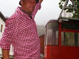 Musikalisch hat Ulli Troy das Seilbahnprojekt im Kleinwalsertal noch erweitert. Dafür will er bei den Kabinen sparen und die alten von Bezau verwenden. Musikalisch hat Ulli Troy das Seilbahnprojekt im Kleinwalsertal noch erweitert. Dafür will er bei den Kabinen sparen und die alten von Bezau verwenden.