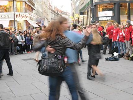 Am Montag wurde am Wiener Stephansplatz Walzer getanzt. Am Montag wurde am Wiener Stephansplatz Walzer getanzt.