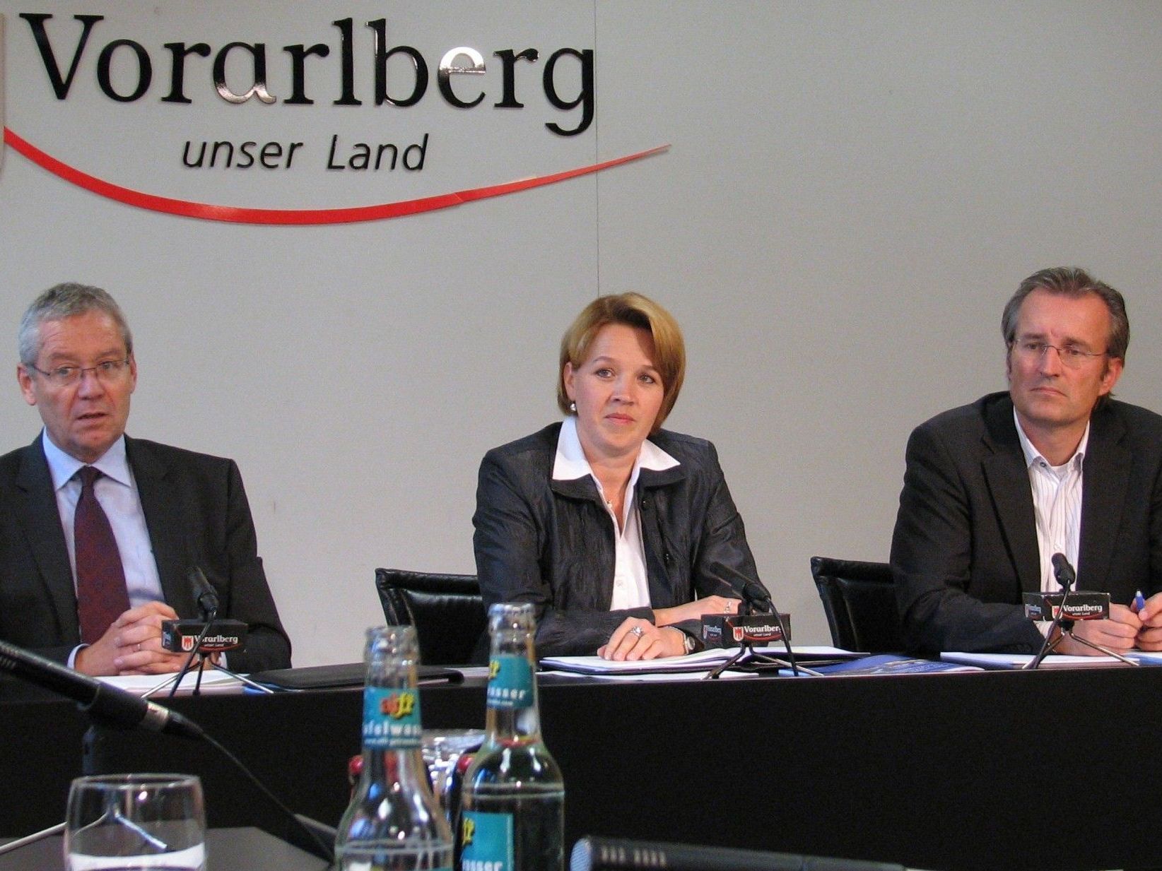 LSth. Rüdisser, LR Kaufmann und Landeshochbau-Abteilungsvorstand Karl Fenkart präsentierten den neuen Planungsleitfaden für nachhaltige Landesgebäude LSth. Rüdisser, LR Kaufmann und Landeshochbau-Abteilungsvorstand Karl Fenkart präsentierten den neuen Planungsleitfaden für nachhaltige Landesgebäude