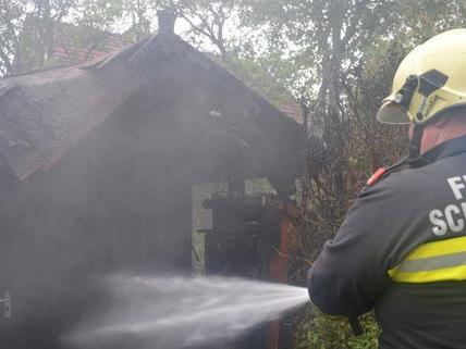 Die Feuerwehr konnte den Brand der gartenhütte in Schwarzau am Steinfeld rasch unter Kontrolle bringen.